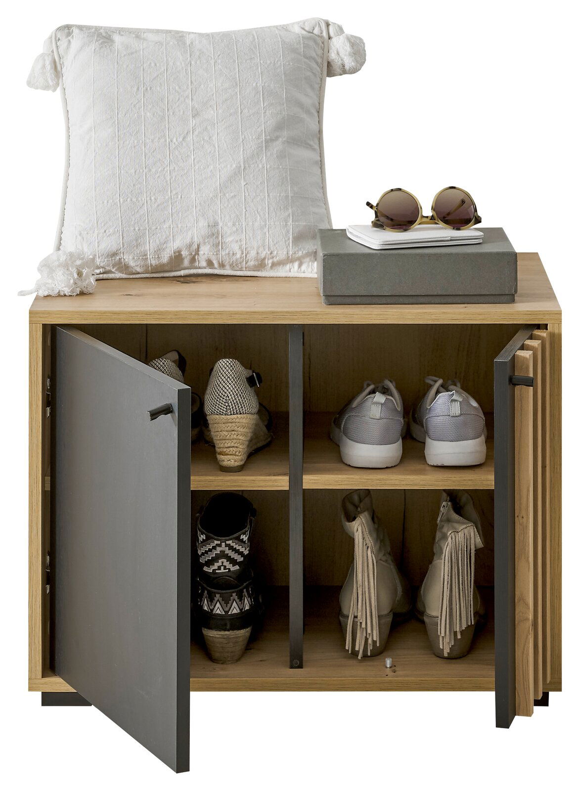 Garderobenbank aus Holz mit zwei offenen Türen, die Schuhe in verschiedenen Fächern zeigt. Auf der Bank liegt ein weißes Kissen und eine Sonnenbrille auf einer Box. Perspektive: Frontalansicht.