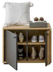 Garderobenbank aus Holz mit zwei offenen Türen, die Schuhe in verschiedenen Fächern zeigt. Auf der Bank liegt ein weißes Kissen und eine Sonnenbrille auf einer Box. Perspektive: Frontalansicht.