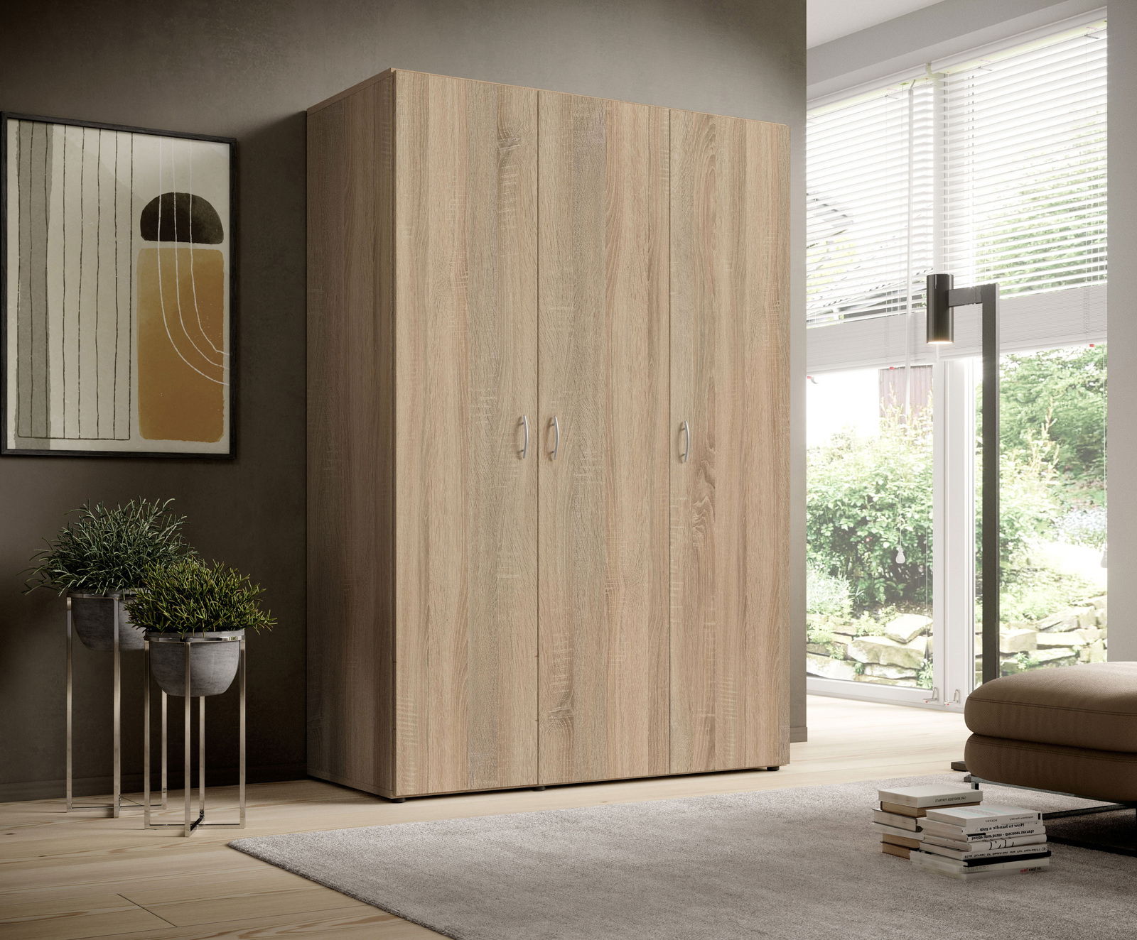 Drehtürenschrank 3-türig in Holzoptik, seitliche Perspektive, in modernem Wohnzimmer mit großen Fenstern und Pflanzen.