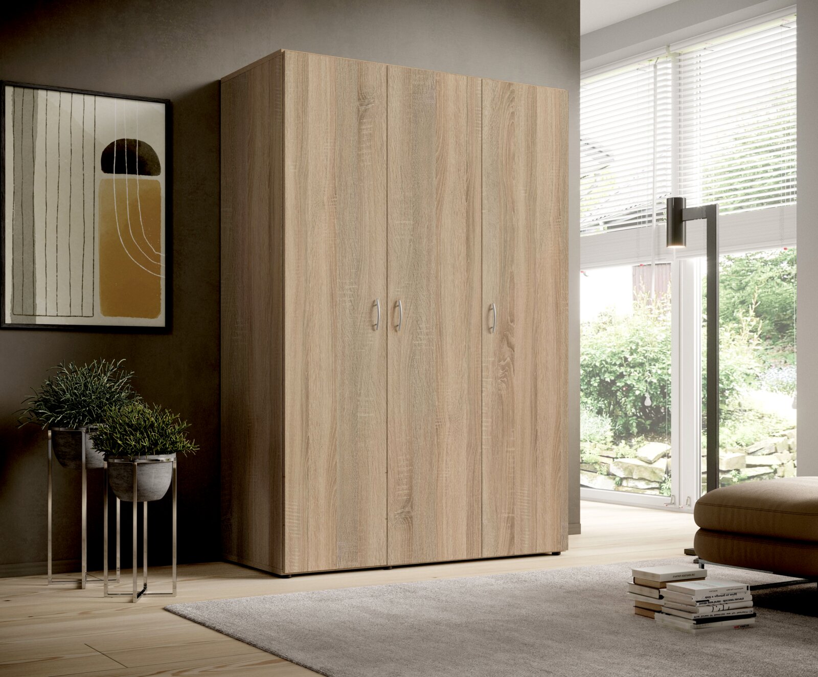 Drehtürenschrank 3-türig in Holzoptik, seitliche Perspektive, in modernem Wohnzimmer mit großen Fenstern und Pflanzen.