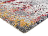 Designer Teppich mit abstraktem Muster in Grau, Rot und Gelb, seitliche Perspektive