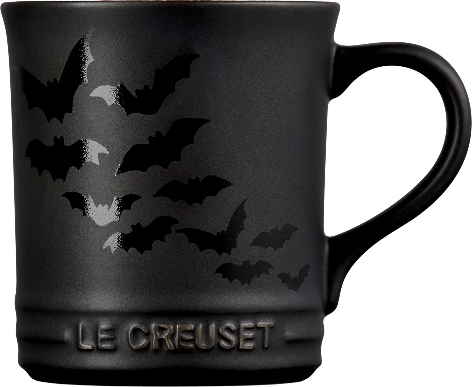 Schwarzer Le Creuset Becher mit glänzendem Fledermausmotiv und erhabenem Markenlogo, frontal mit rechts sichtbarem Henkel dargestellt
