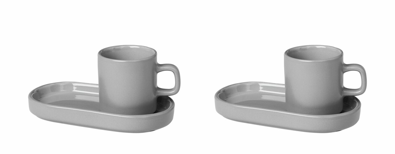 Zwei graue Espressotassen mit Untertassen aus Keramik, seitliche Perspektive.