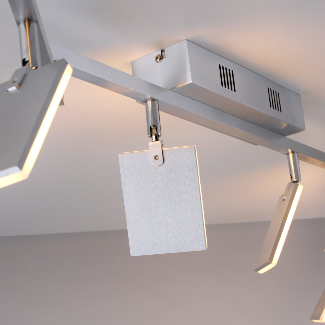 Moderne Deckenleuchte aus Aluminium mit rechteckigen Elementen, seitliche Perspektive