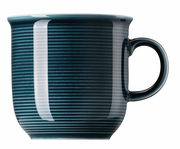 Großer Becher mit Henkel in Nachtblau, seitliche Perspektive