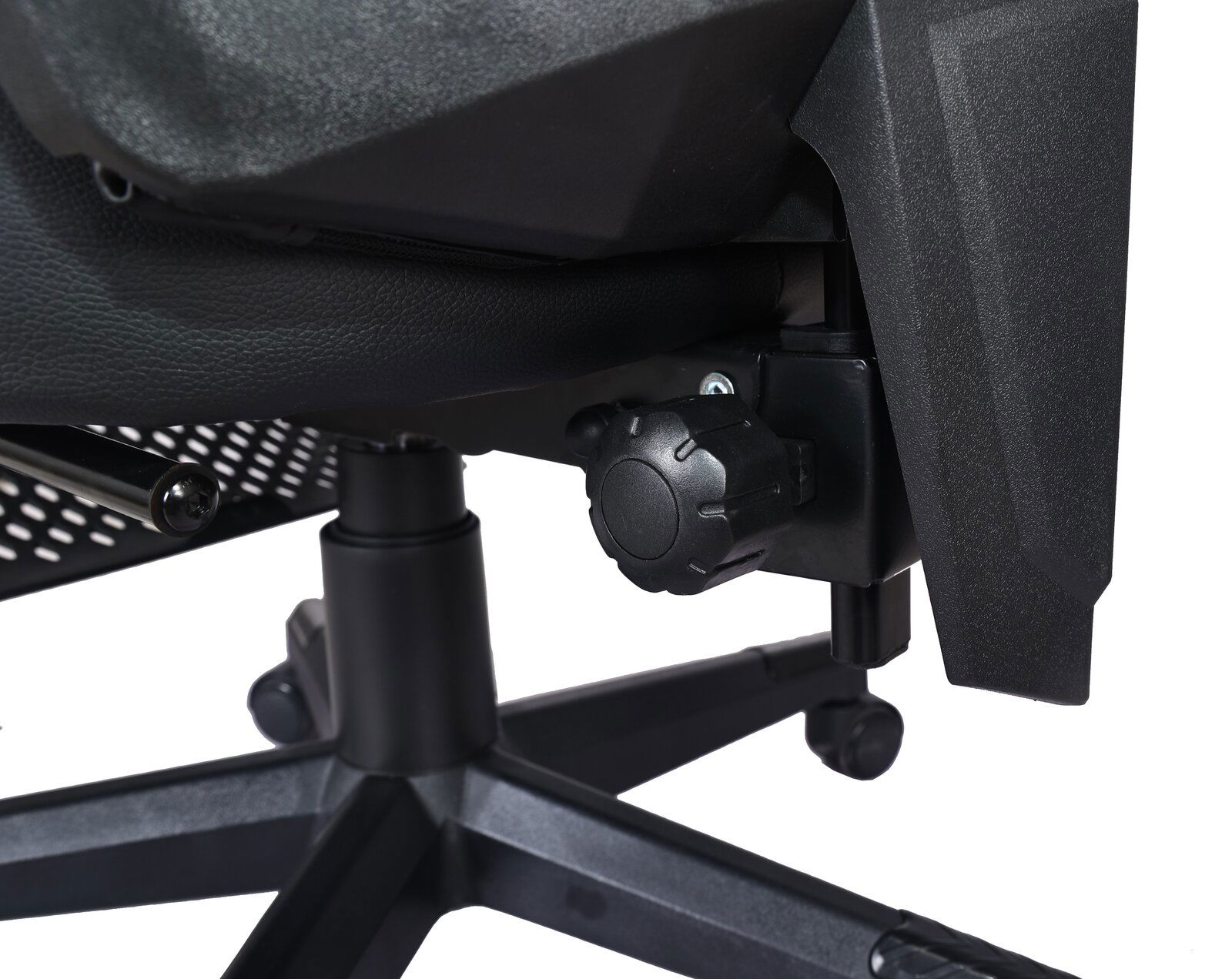 Nahaufnahme der Unterseite eines Gaming Stuhls mit Fokus auf die Mechanik und Rollen, seitliche Perspektive.