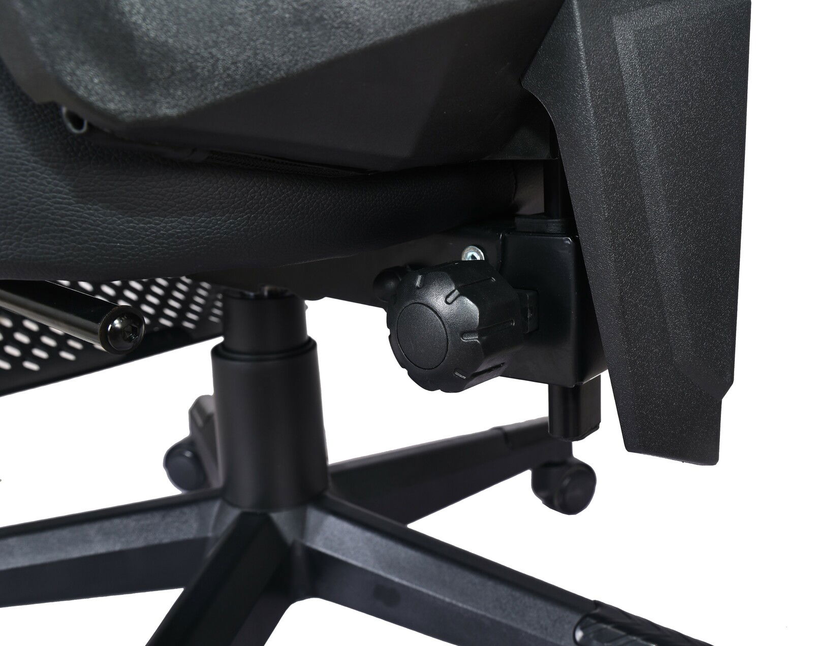 Nahaufnahme der Unterseite eines Gaming Stuhls mit Fokus auf die Mechanik und Rollen, seitliche Perspektive.