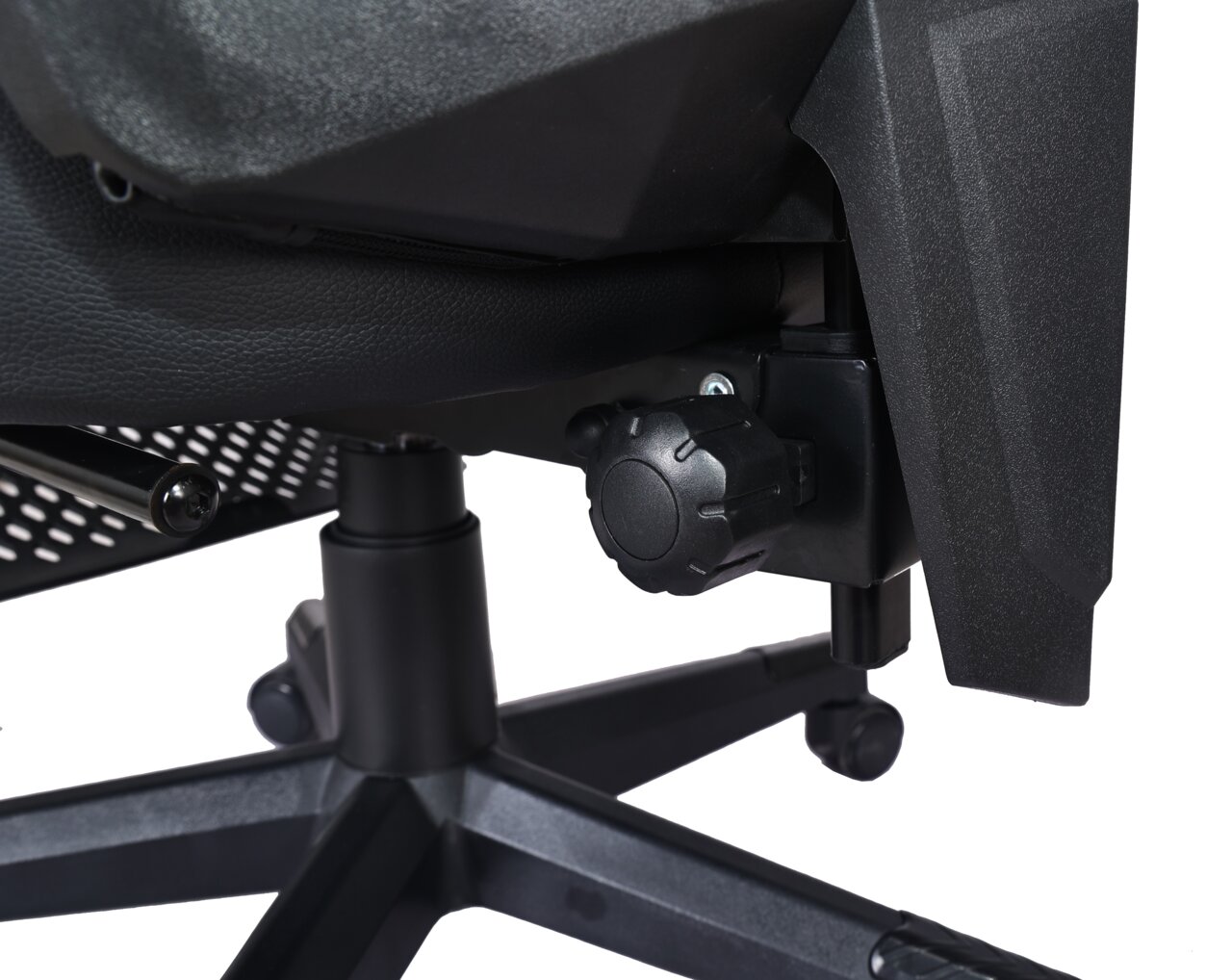 Close-up van de onderkant van een gamingstoel, met de nadruk op het mechanisme en de wieltjes, gezien vanaf de zijkant.