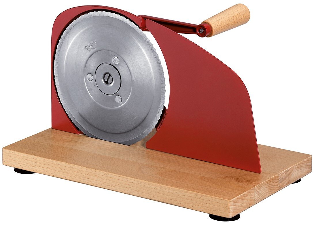 Manuelle Küchenmaschine mit rotem Metallgehäuse, großem gezahnten Edelstahlrad und Holzkurbel auf Holzsockel, schräg von vorn links fotografiert.