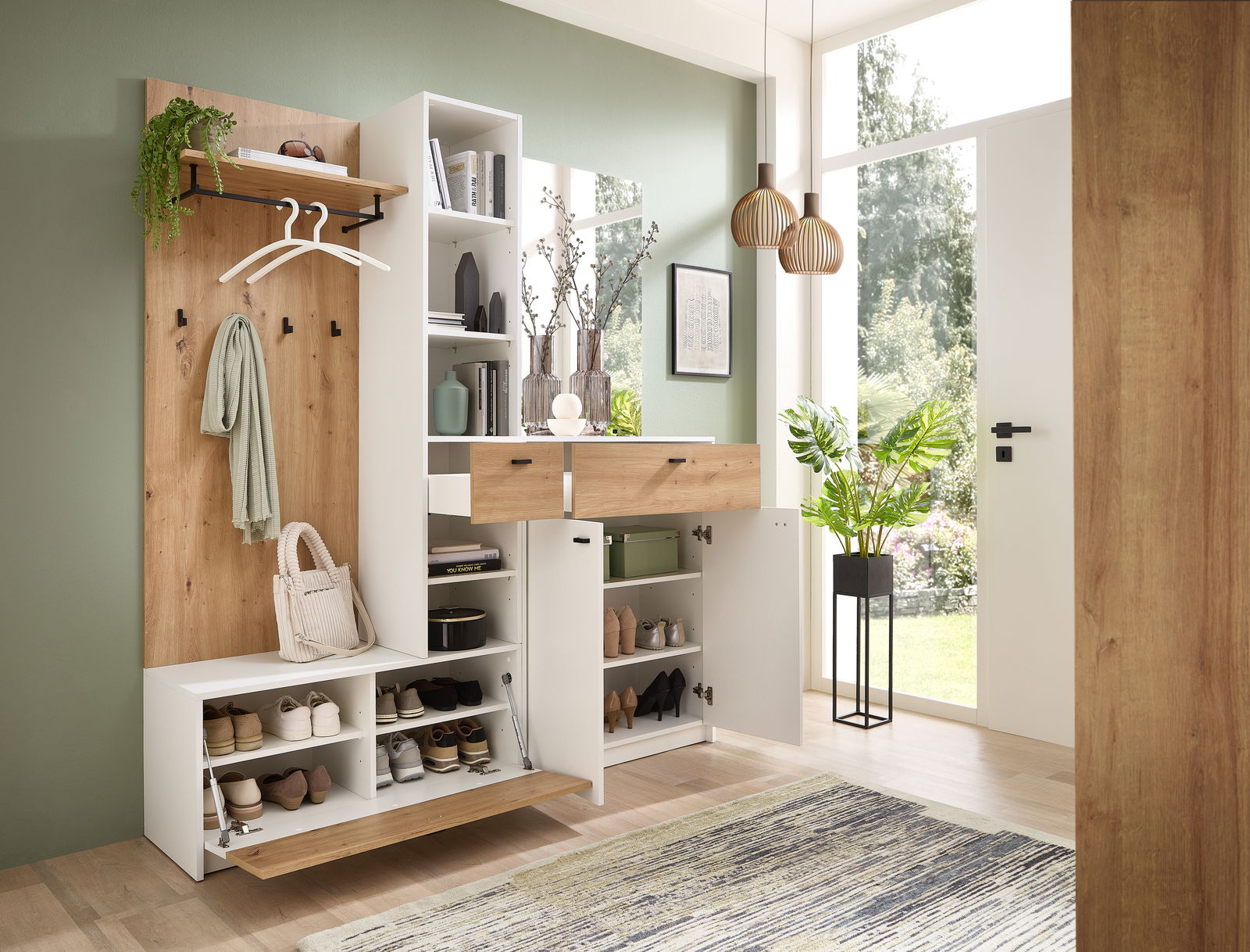 Moderne Kompaktgarderobe in einem hellen Raum, mit Holz- und weißen Elementen, Schuhregalen, Kleiderhaken und Schubladen, aus der Perspektive des Eingangsbereichs betrachtet.