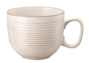 Cappuccino-Obertasse in Sandfarbe mit geriffelter Oberfläche, seitliche Perspektive