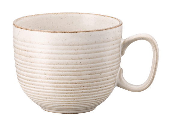 Cappuccino-Obertasse in Sandfarbe mit geriffelter Oberfläche, seitliche Perspektive