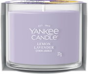 Frontalansicht einer Yankee Candle Lemon Lavender Duftkerze im Glas mit lilafarbenem Etikett, einem Docht und 37 g Inhalt in geöffneter Verpackung