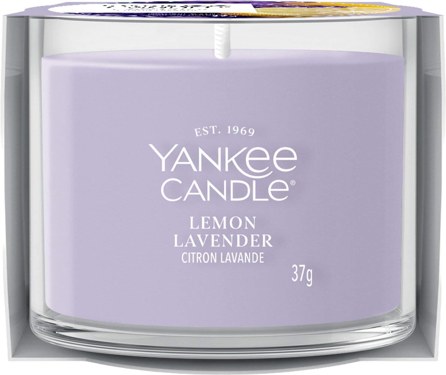 Frontalansicht einer Yankee Candle Lemon Lavender Duftkerze im Glas mit lilafarbenem Etikett, einem Docht und 37 g Inhalt in geöffneter Verpackung