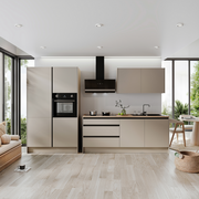 Moderne Küchenzeile in neutralen Tönen mit eingebautem Ofen und Dunstabzugshaube, fotografiert aus der Frontperspektive.