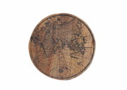 Runde Tischplatte aus Holz mit antikem Weltkartenmotiv, von oben betrachtet.