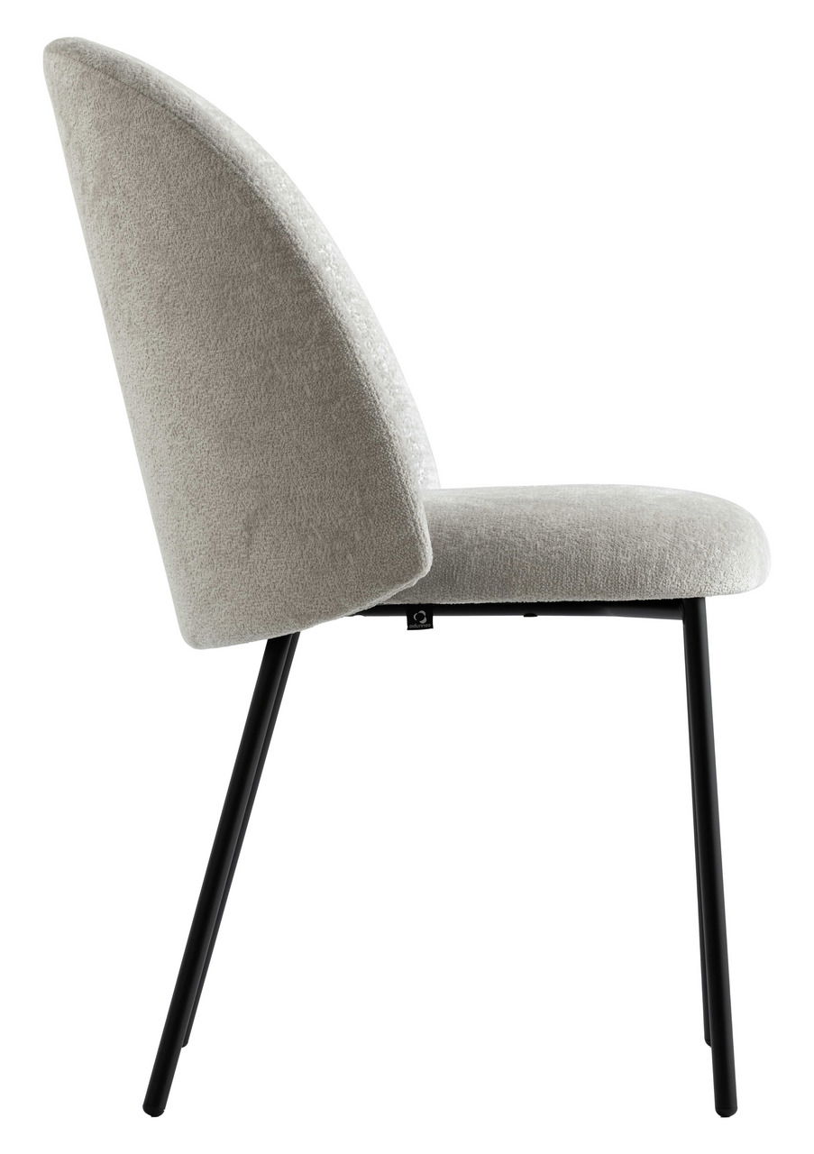 Moderner Stuhl mit grauem Stoffbezug und schwarzen Metallbeinen, Seitenansicht.