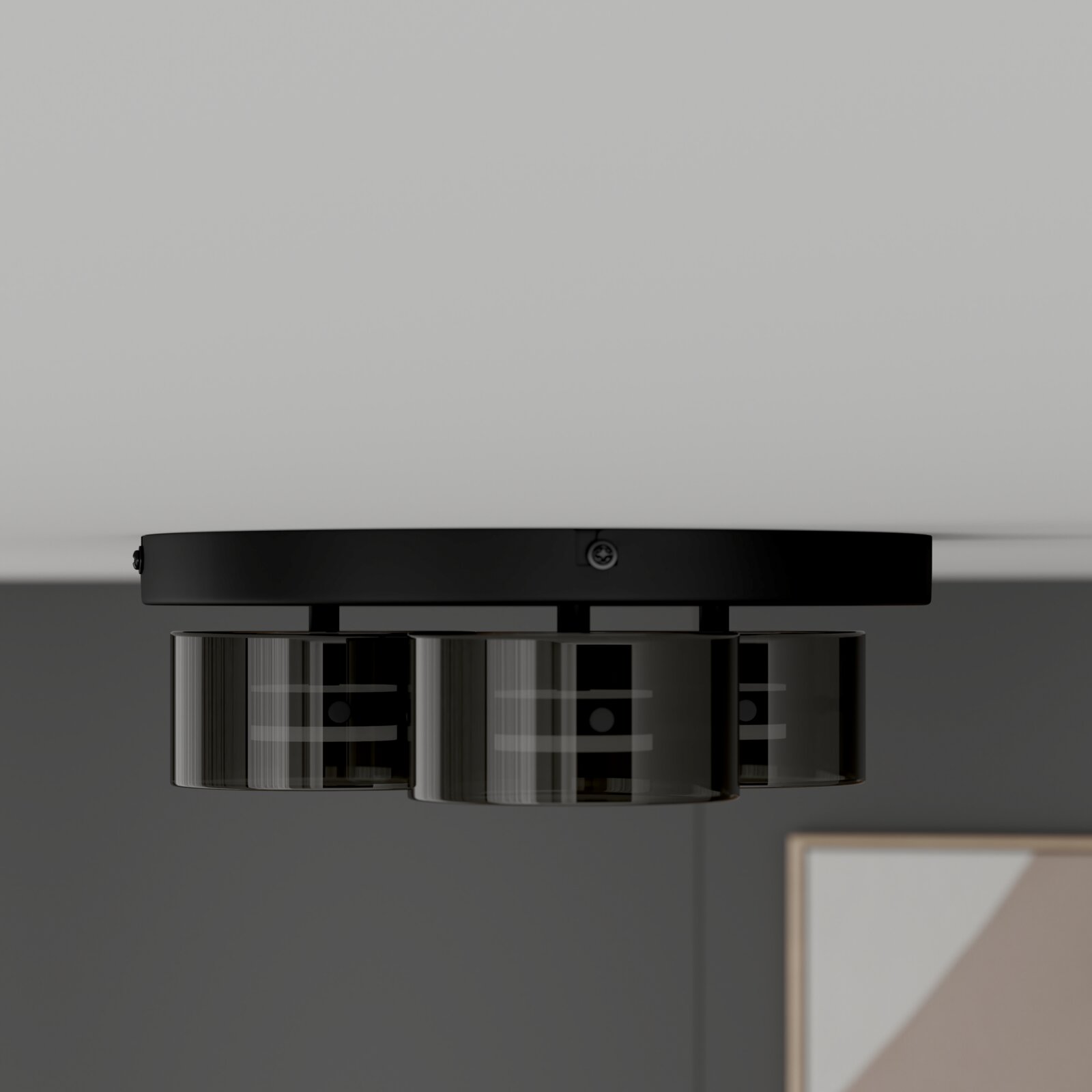 Moderne schwarze Deckenleuchte mit drei zylindrischen, getönten Glas-Schirmen, frontal von unten aus leichter Untersicht fotografiert
