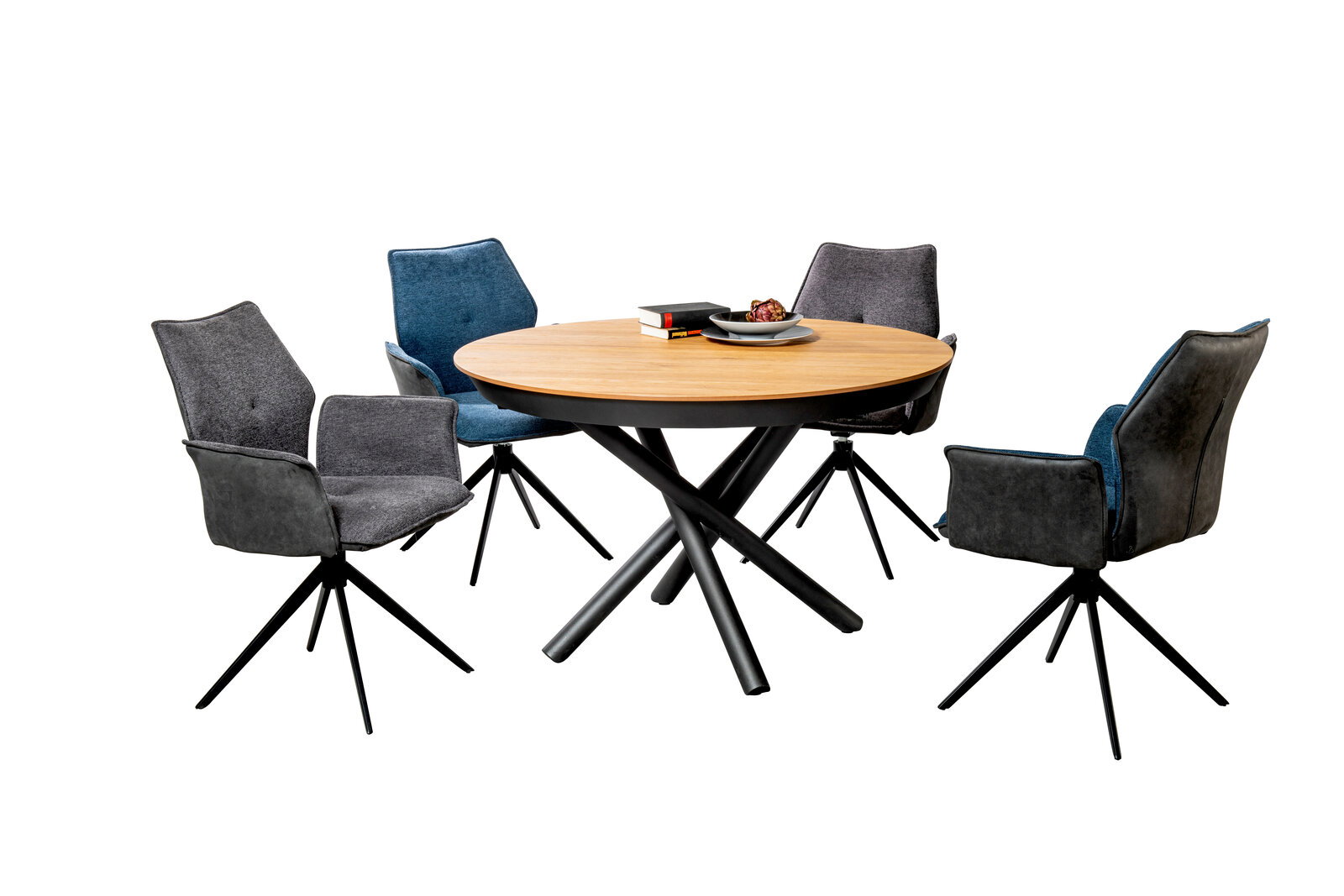 Runder Esstisch mit Holzplatte und schwarzen Metallbeinen, umgeben von vier gepolsterten Stühlen in Grau und Blau, aus seitlicher Perspektive.