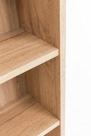 Nahaufnahme eines Hängeregals aus Holz mit sichtbaren Regalböden und Schraubenlöchern, seitliche Perspektive.