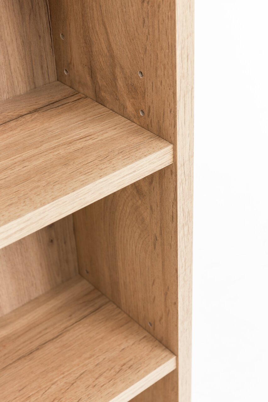 Nahaufnahme eines Hängeregals aus Holz mit sichtbaren Regalböden und Schraubenlöchern, seitliche Perspektive.