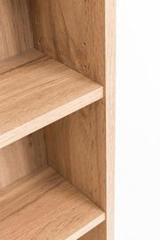 Nahaufnahme eines Hängeregals aus Holz mit sichtbaren Regalböden und Schraubenlöchern, seitliche Perspektive.