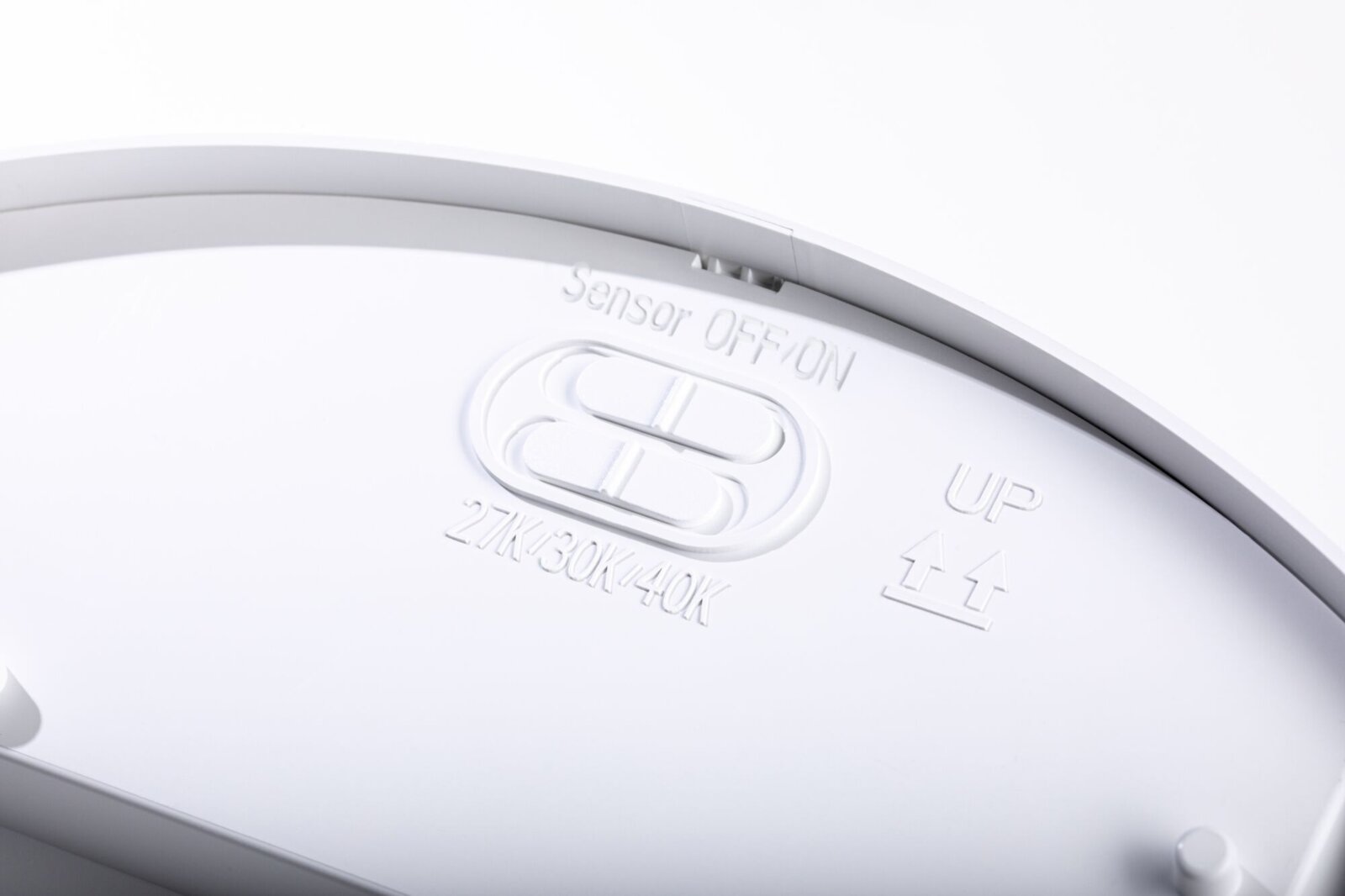 Nahaufnahme der Rückseite einer weißen LED-Deckenleuchte mit Sensor-Schalter (OFF/ON) und Farbtemperaturwahl 27K/30K/40K, schräg von oben fotografiert