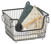 Stapelbarer Vorratskorb aus schwarzem Metall mit Küchenutensilien, seitliche Perspektive