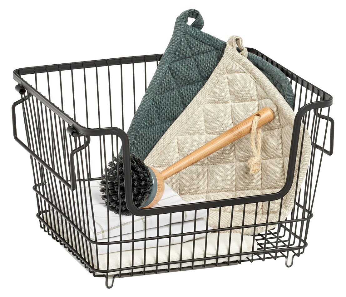 Stapelbarer Vorratskorb aus schwarzem Metall mit Küchenutensilien, seitliche Perspektive