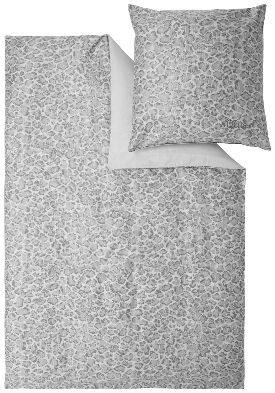 Graue Bettwäsche mit Leopardenmuster, bestehend aus einem Kissenbezug und einem Bettdeckenbezug, aus der Vogelperspektive fotografiert.