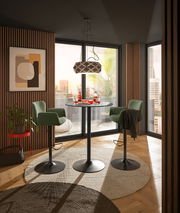 Moderner Barhocker in grünem Stoffbezug mit schwarzem Metallfuß, in einem stilvoll eingerichteten Raum mit Blick auf die Stadt.