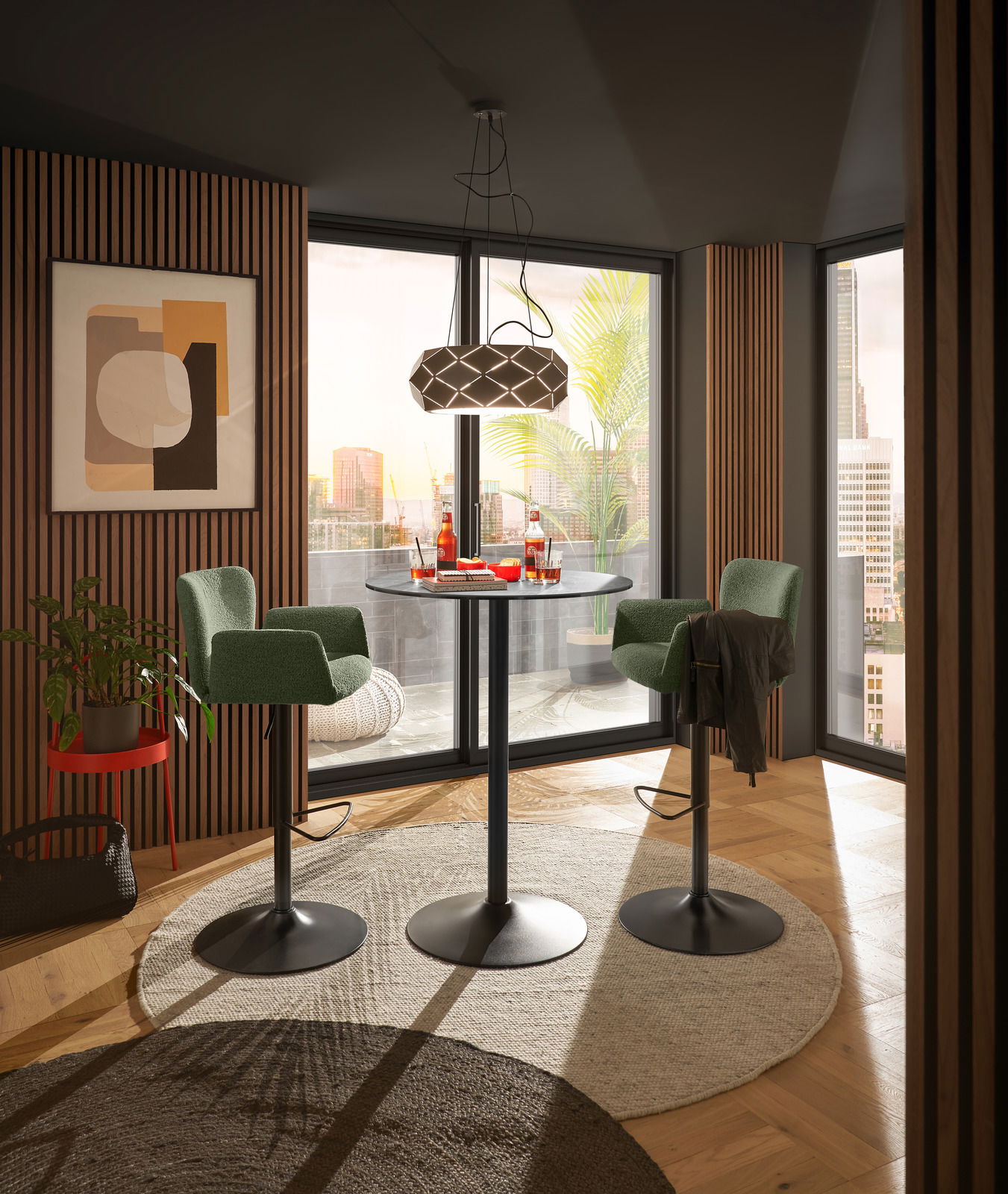 Moderner Barhocker in grünem Stoffbezug mit schwarzem Metallfuß, in einem stilvoll eingerichteten Raum mit Blick auf die Stadt.