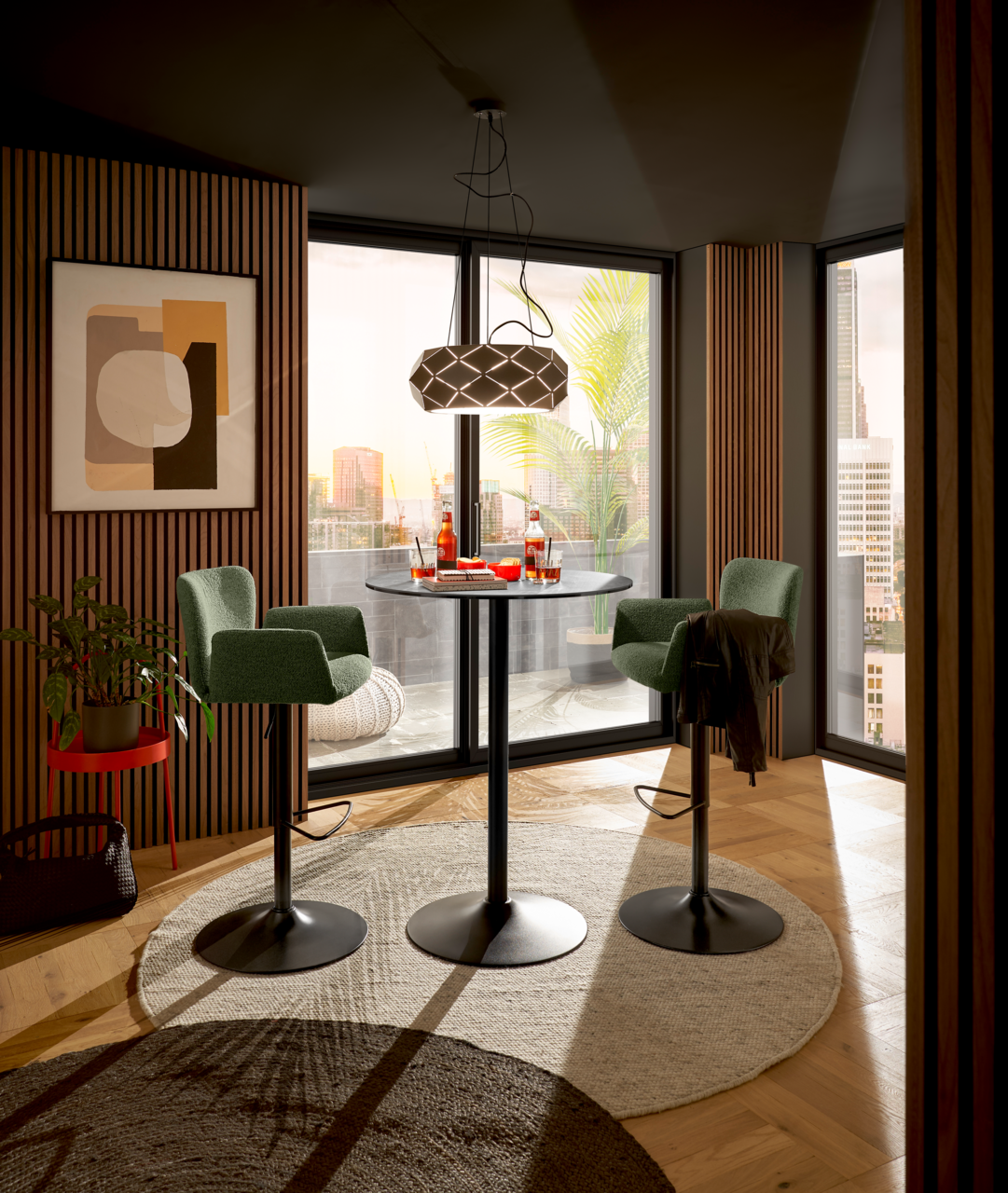 Moderner Barhocker in grünem Stoffbezug mit schwarzem Metallfuß, in einem stilvoll eingerichteten Raum mit Blick auf die Stadt.
