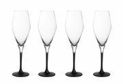 Vier elegante champagneglazen met een zwarte steel, gezien van voren.