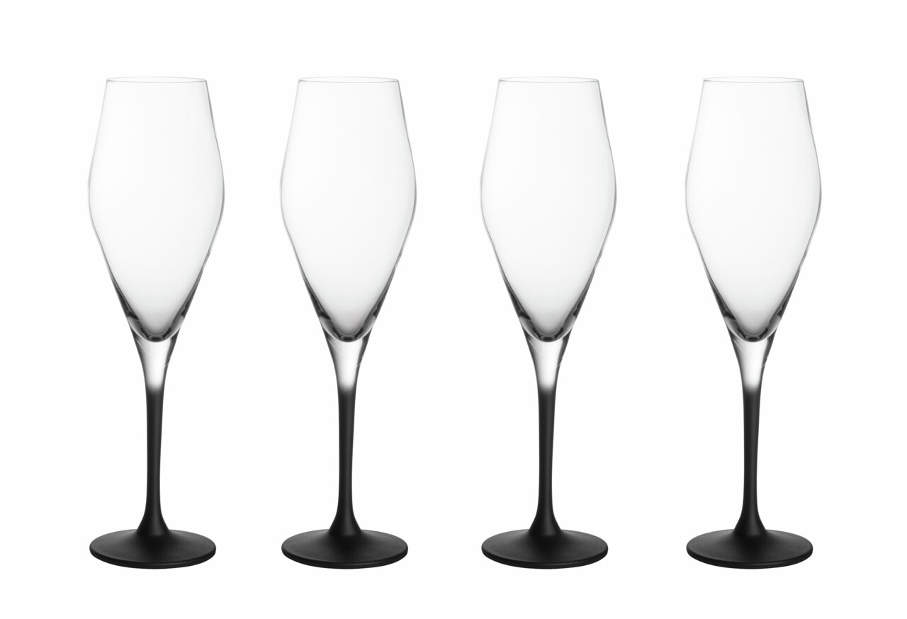Vier elegante champagneglazen met een zwarte steel, gezien van voren.