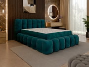 Modernes Polsterbett in einem stilvollen Schlafzimmer, seitliche Perspektive