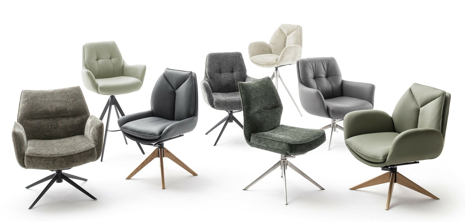 Verschiedene moderne Armlehnstühle und Stühle in verschiedenen Farben und Materialien, aus einer leicht erhöhten Perspektive fotografiert.