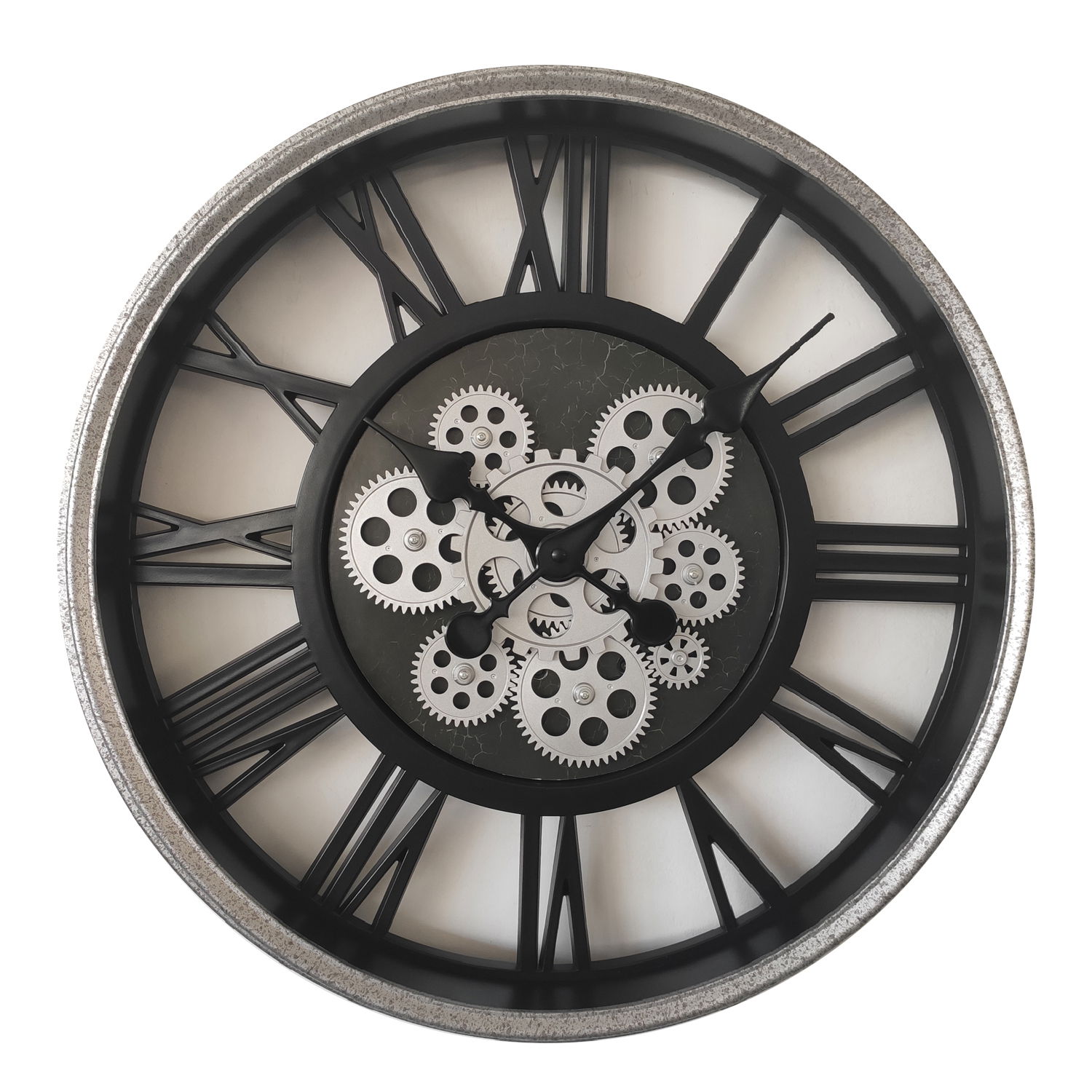 Große Wanduhr mit römischen Ziffern und sichtbaren Zahnrädern, frontal abgebildet.