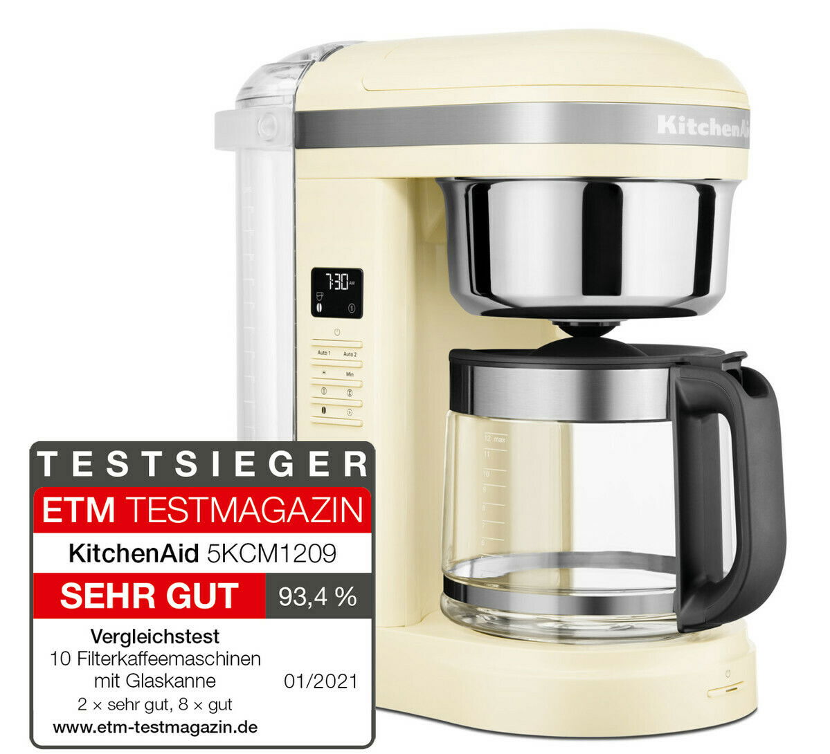 Kaffeemaschine in Cremefarbe von KitchenAid, seitliche Perspektive, mit Glaskanne und digitalem Display, ausgezeichnet als Testsieger im ETM Testmagazin.