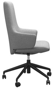 Seitenansicht eines beigen Home Office Sessels mit hoher Rückenlehne und schwarzen Rollen.