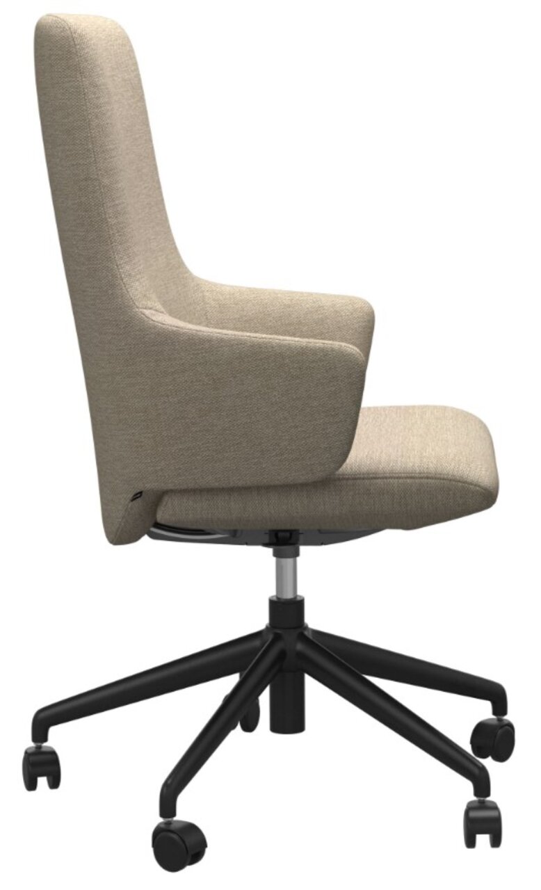 Zijaanzicht van een beige thuiskantoorstoel met hoge rugleuning en zwarte wieltjes.
