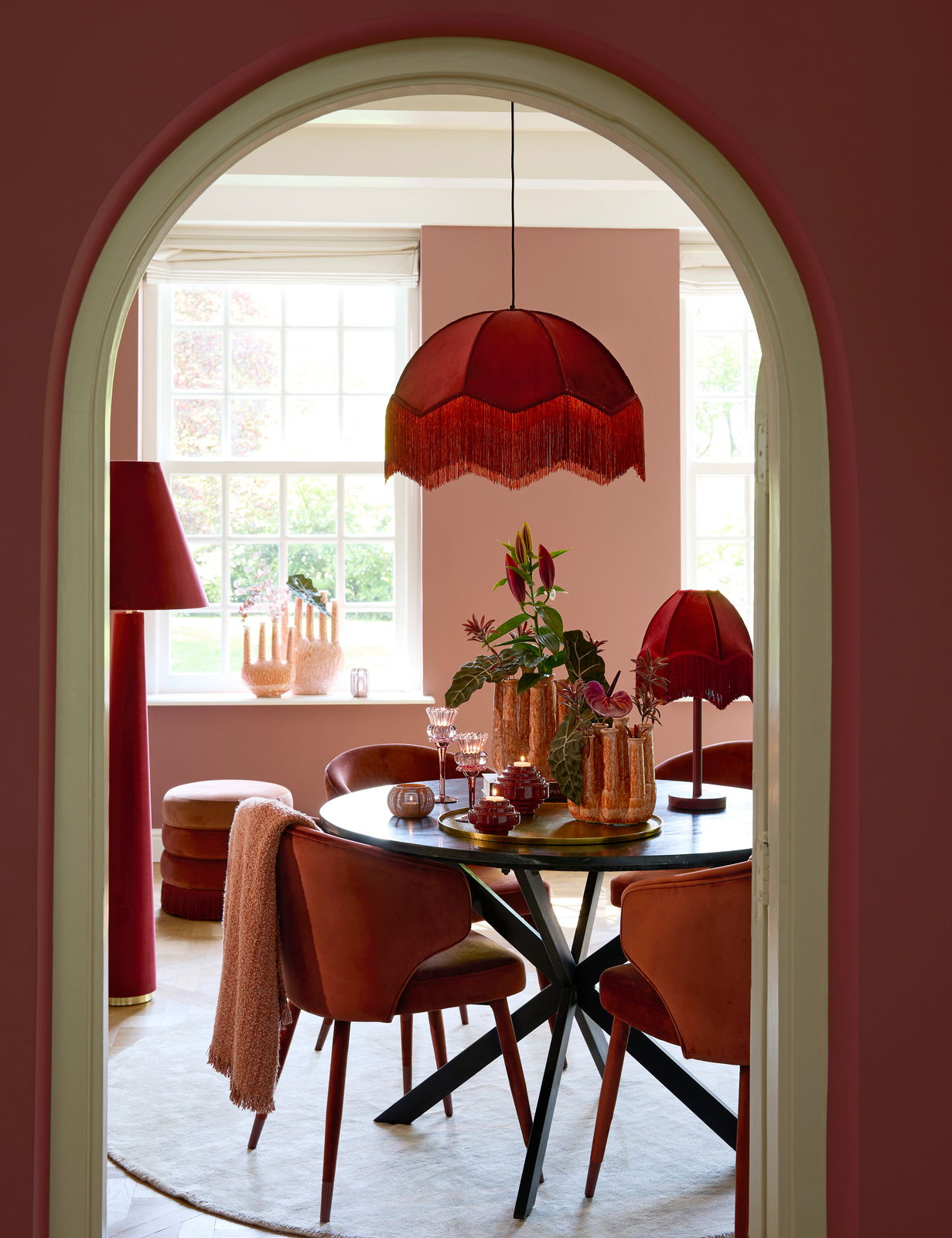 Light&Living Lampenfuß WASHINGTON Roter Lampenfuß in einem stilvoll eingerichteten Raum, seitliche Perspektive.