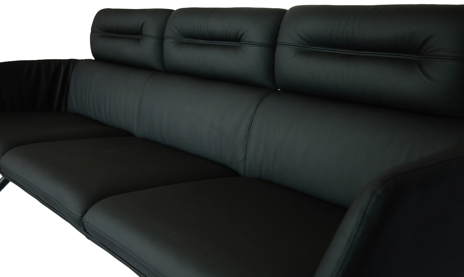 Schwarze Ledersitzbank mit hoher Rückenlehne, seitliche Perspektive