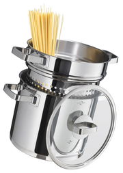 Edelstahl-Kochtopf mit Pastaeinsatz und Glasdeckel, gefüllt mit Spaghetti, aus seitlicher Perspektive.