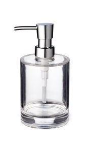 Transparenter Seifenspender aus Glas mit verchromtem Pumpkopf und langem Auslauf, freigestellt auf weißem Hintergrund, Frontansicht leicht von oben