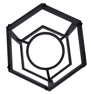 Schwarzer, geometrischer Metallrahmen in Hexagonform mit zentraler runder Öffnung und Stellschrauben, freigestellt auf Weiß, Ansicht schräg von oben (3/4-Perspektive)
