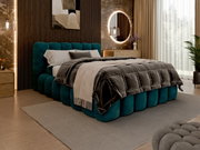 Polsterbett in einem stilvollen Schlafzimmer, seitliche Perspektive, mit türkisfarbenem Kopfteil und Bettgestell, umgeben von eleganter Dekoration und warmem Licht.