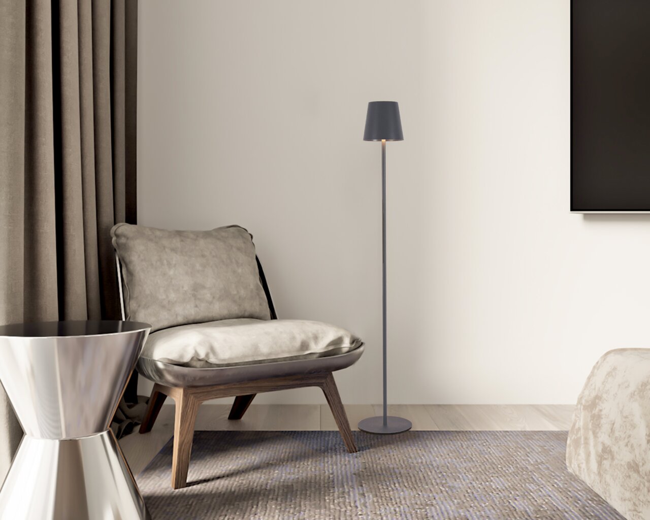 Moderne Akku-Stehleuchte in einem stilvollen Wohnzimmer, seitliche Perspektive