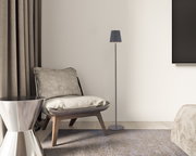 Moderne Akku-Stehleuchte in einem stilvollen Wohnzimmer, seitliche Perspektive