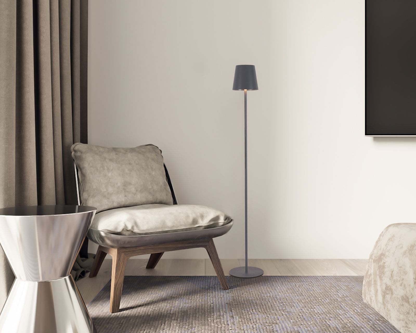 Moderne Akku-Stehleuchte in einem stilvollen Wohnzimmer, seitliche Perspektive
